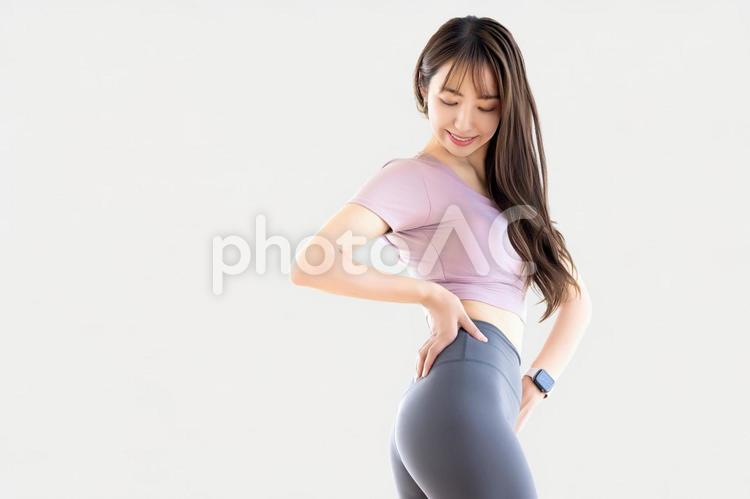 ボディラインをチェックする女性 女性,スポーツ,ダイエットの写真素材