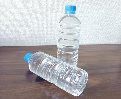 水の入ったペットボトル2本 ペットボトル,水,ミネラルウォーターの写真素材