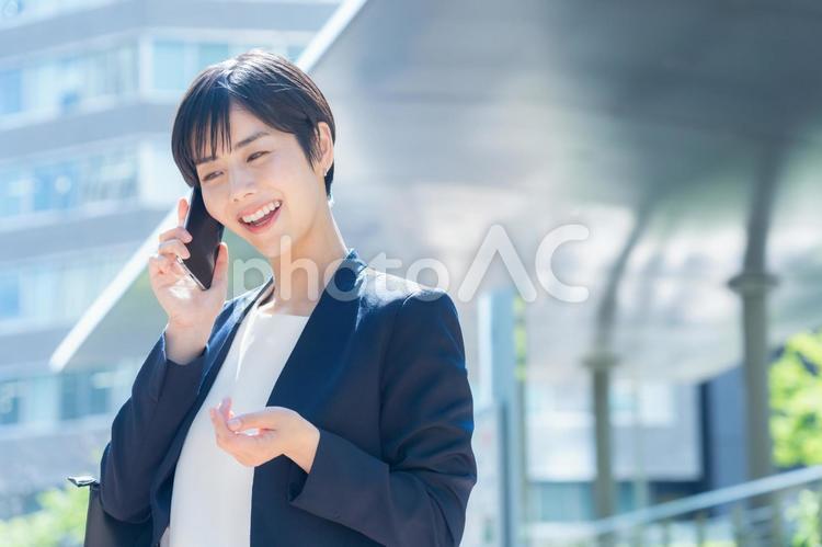オフィス街で働く若いビジネスウーマン ビジネス,女性,ビジネスウーマンの写真素材