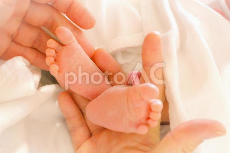 新生児の足と母の手 新生児,足,手の写真素材