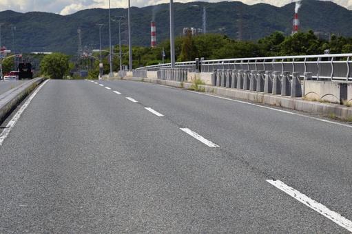 アスファルトの道路の橋のある町 アスファルトの道路の橋のある町の写真