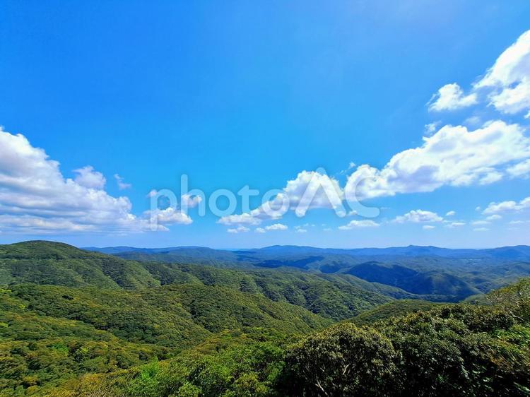 山と青空の風景 山,空,白い雲の写真素材