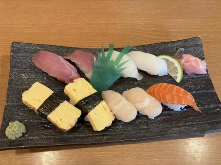 卵握りとホタテ貝柱握りセット 卵握り寿司,ホタテ貝柱,サーモンの写真素材