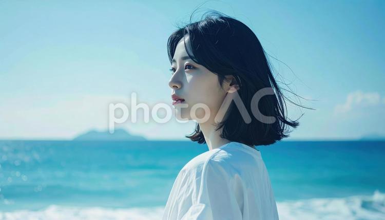 青い空と海を背景にした女性の夏イメージ 女性,海,青空の写真素材