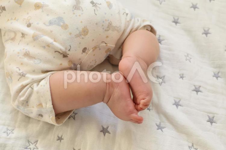 うつ伏せの赤ちゃんの足 赤ちゃん,乳幼児,子供の写真素材