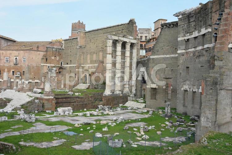 ローマの街中にある遺跡 遺跡,ローマ,ローマ帝国の写真素材