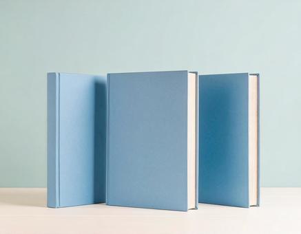 青いノートが三冊 青いノートが三冊の写真