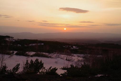 十勝岳望岳台からの夕陽3 十勝岳望岳台からの夕陽3の写真