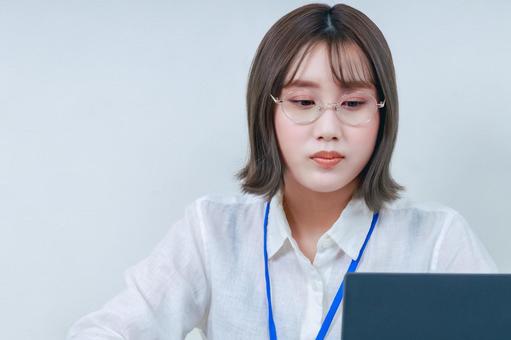 PCのモニターを見ている女性のアップ PCのモニターを見ている女性のアップ 女性,若い,眼鏡の写真素材