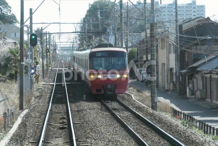 街中を走る名鉄の車両 名鉄,レトロ車両,赤い電車の写真素材