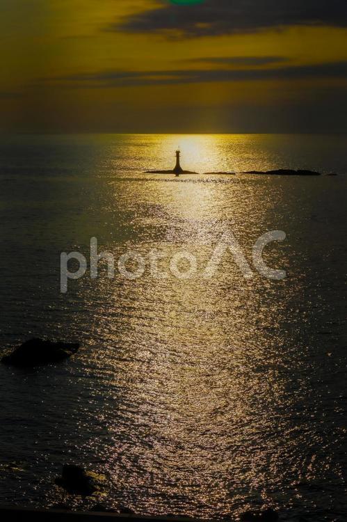 夕暮れに立つ灯台 夕暮れ,灯台,夕暮れの灯台の写真素材