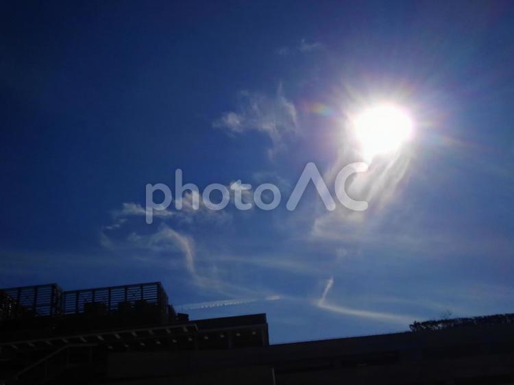 柔らかい寒空の太陽・背景素材 太陽,雲と空,白い雲の写真素材