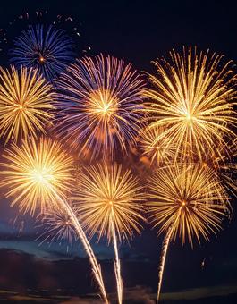 夜空に上がる打ち上げ花火 夜空に上がる打ち上げ花火の写真