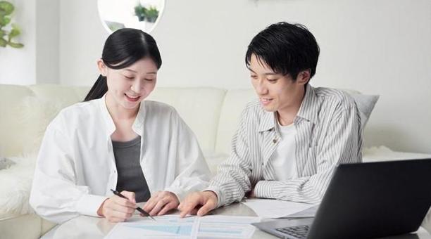 保険を検討するアジア人カップル 保険,検討,考えるの写真素材