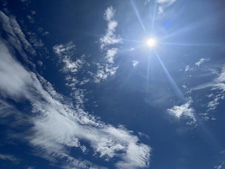 光り輝く太陽 光り輝く太陽の写真