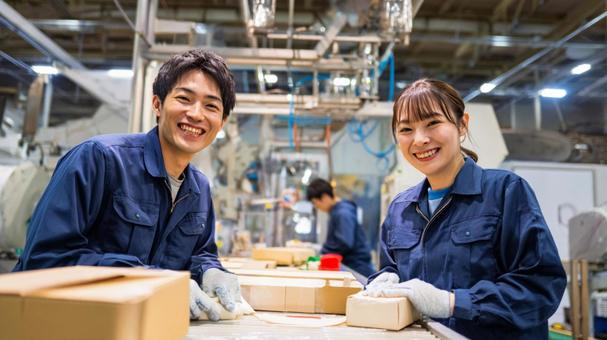 工場ラインで働くスタッフの写真