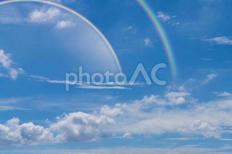 夏の雲の美しい空の背景 空,虹,背景の写真素材