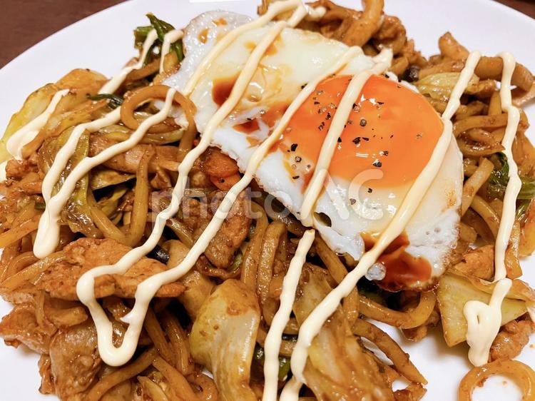 目玉焼きのせ焼きそば 焼きそば,麺類,食べ物の写真素材