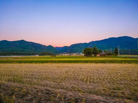 滋賀県東近江市祇園町　夕暮れの田園風景 夕暮れ,田園風景,田畑の写真素材