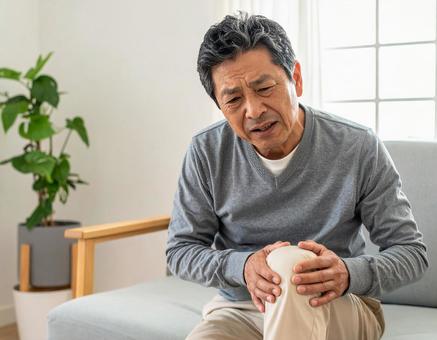 膝が痛い男性 膝が痛い男性の写真