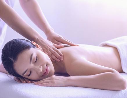 マッサージ中の女性 マッサージ中の女性の写真