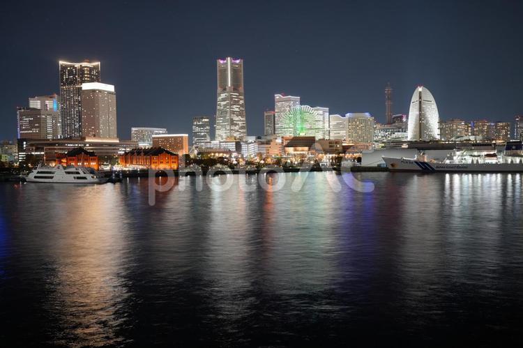 みなとみらいの夜景　全体 みなとみらい,ビル,ランドマークタワーの写真素材