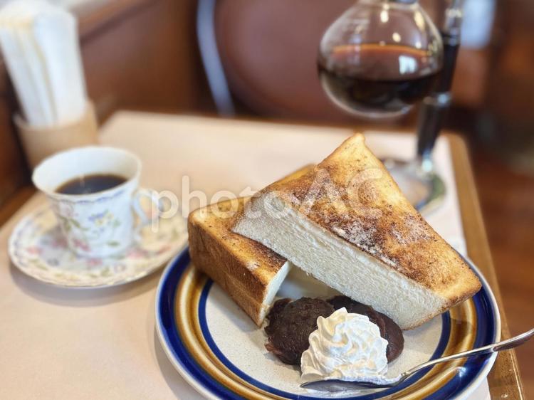 サイフォン式コーヒーと厚切り小倉トースト 小倉トースト,あんこ,コーヒーの写真素材