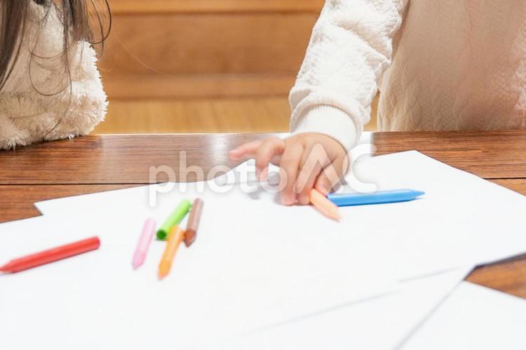 カラフルなクーピーを握る子供の手 カラフル,色塗り,お絵描きの写真素材