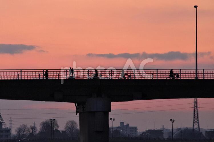 朝の橋の風景 橋,風景,人の写真素材
