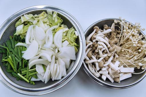 冬のお鍋の具材　きのこ類多め　 鍋,具材,野菜の写真素材