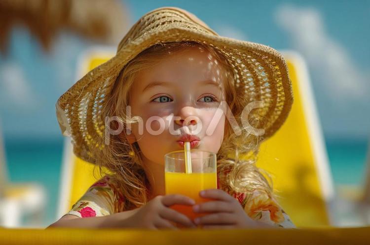 夏の日差しとオレンジジュース 海辺,女の子,子どもの写真素材