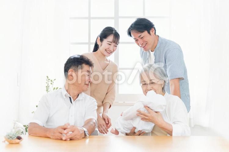 赤ちゃんを抱いた家族（夫婦・里帰り出産） 孫,家族,出産の写真素材