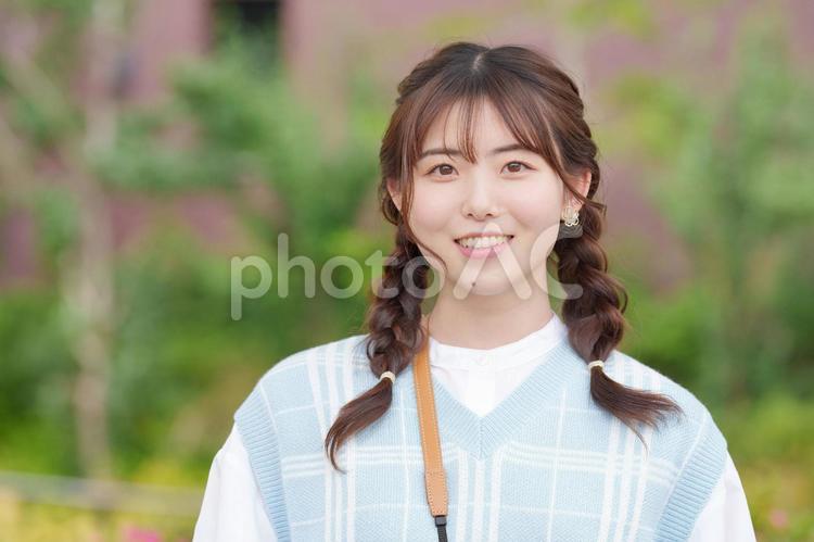 公園にいる三つ編みの女性のポートレート 女子旅,女性,日本人の写真素材