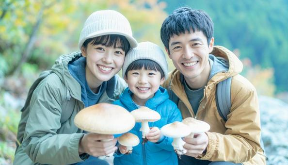 きのこ狩り キノコを収穫して笑顔の家族 きのこ狩り キノコを収穫して笑顔の家族 の写真