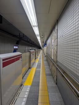 Platform at Higashi-Nakano Station on the Oedo Line, JPG