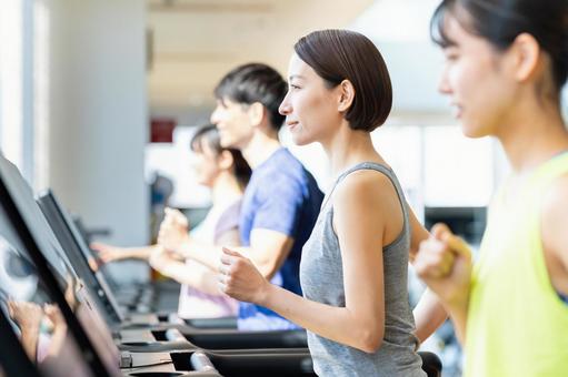 ジムで走るミドルの女性 フィットネス,ジム,フィットネスクラブの写真素材