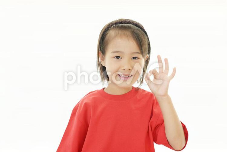 OKサインを出す笑顔の女の子 子供,女の子,女の写真素材