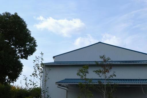 倉庫・工場の屋根と空16 倉庫,工場,企業の写真素材
