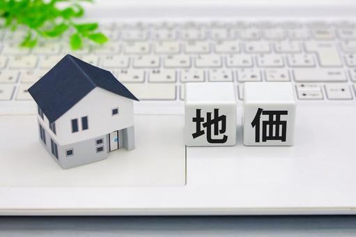 家の模型と地価の文字ブロック 地価,土地価格,不動産の写真素材