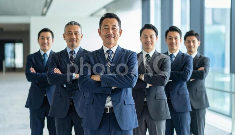 腕組する社長会長などの重役 アクティブシニア,セカンドキャリア,ビジネスパーソンの写真素材