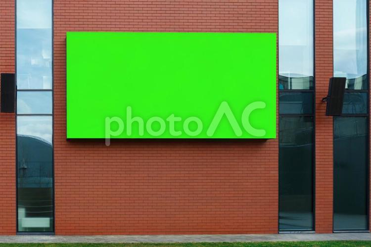 茶色の壁に取り付けられたモニターとスピーカー ビル,緑色,クロマキーの写真素材
