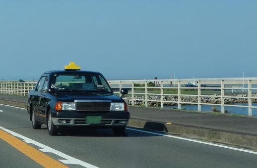 旧型タクシーonシーサイドロード② 旧型タクシーonシーサイドロード② タクシー,道路,旧型の写真素材