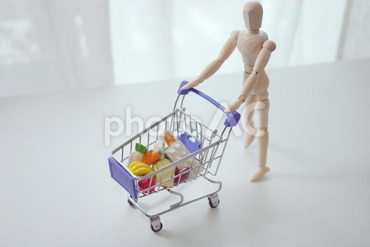 カートでヘルシーな食材を買い物するイメージ ショッピング,カート,買い物の写真素材