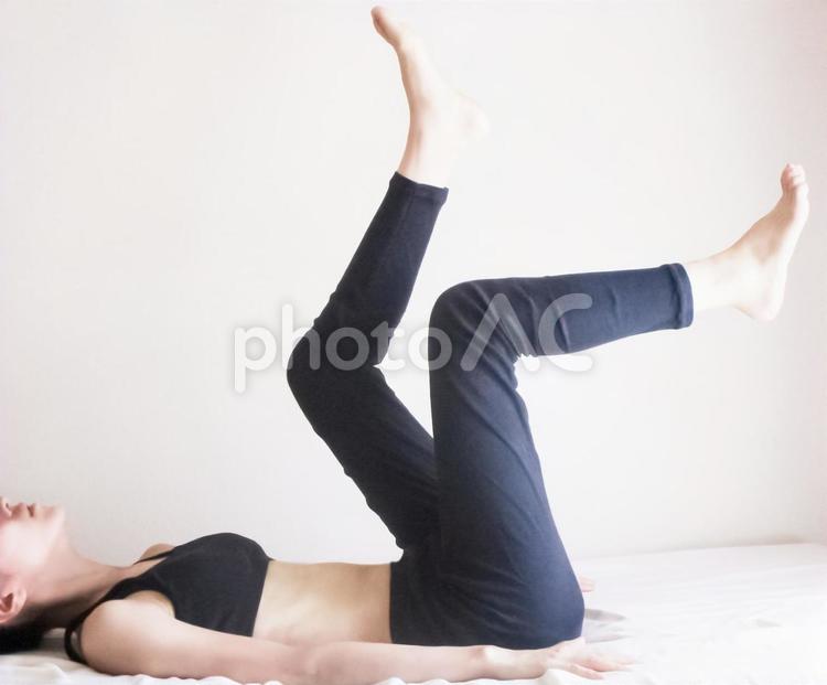 足漕ぎ運動する女性 女性,エア,自転車漕ぎの写真素材