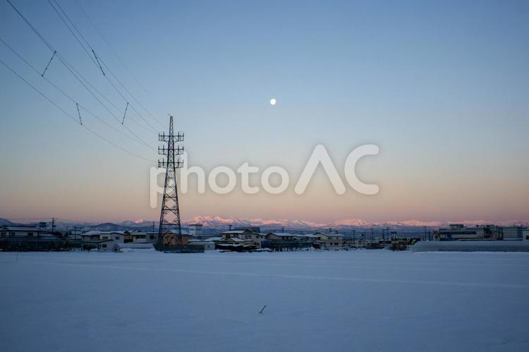 雪が積もった畑と送電線の鉄塔 雪,畑,送電線の写真素材