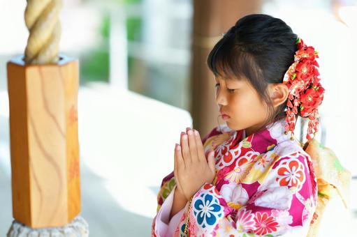 お参りで真剣な表情を見せる女の子 お参りで真剣な表情を見せる女の子 七五三,お参り,七五三参りの写真素材