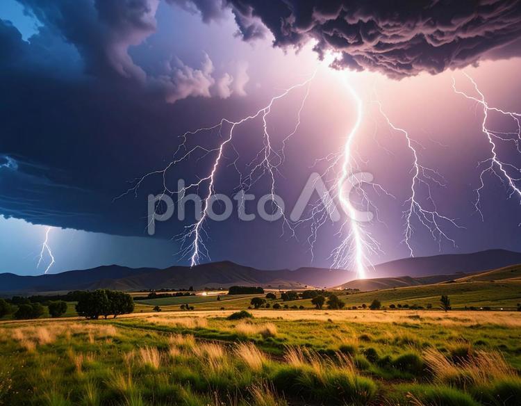 雷が光る空　雨の日　幻想的な夜の風景3 雷,稲妻,空の写真素材
