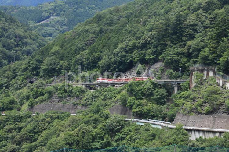 アプト式軌道を走る列車 アプト式軌道,トロッコ列車,山岳鉄道の写真素材