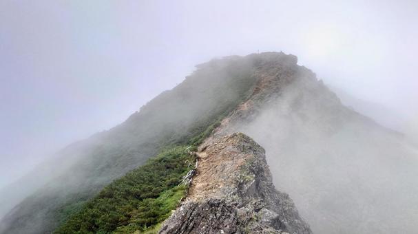 八ヶ岳雲の中の稜線 八ヶ岳雲の中の稜線の写真