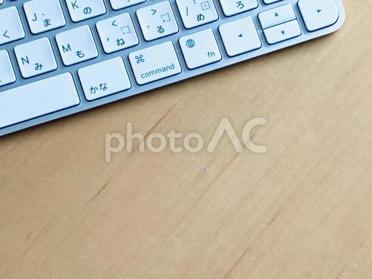 木目調のデスクの上のキーボード インターネット,ネット,オンラインの写真素材